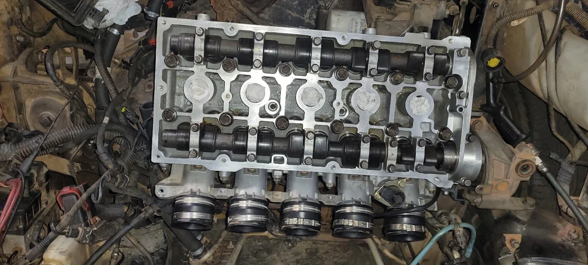 Cabeçote do motor aberto durante o reparo na HenriCar
